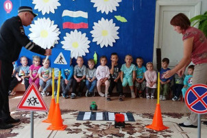 Занятие как правильно вести себя на дорогах Занятие как правильно вести себя на дорогах.